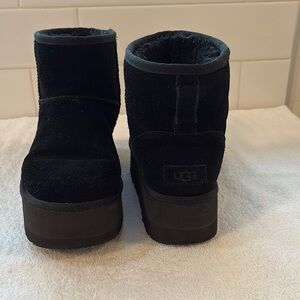 UGG Women's Classic Mini Platform Boot Black, size 9 Trendy Bold